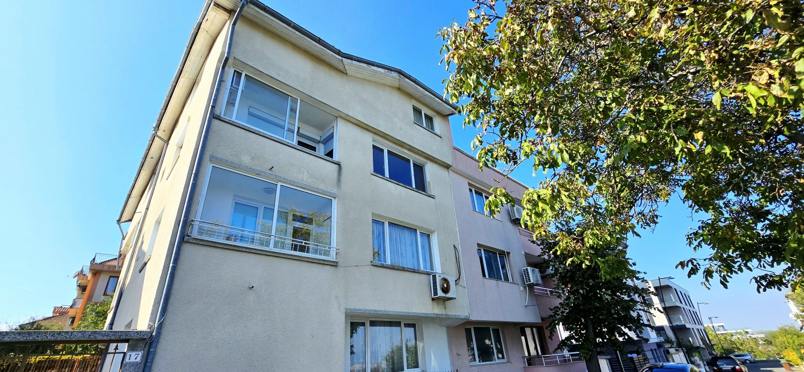 Продается 5-комнатная квартира с панорамным видом на море в Несебре, рядом с набережной.