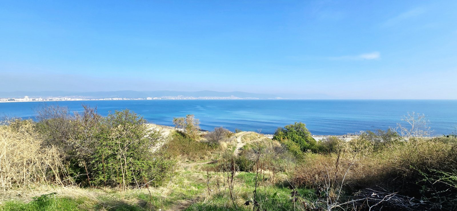 Продается 5-комнатная квартира с панорамным видом на море в Несебре, рядом с набережной.