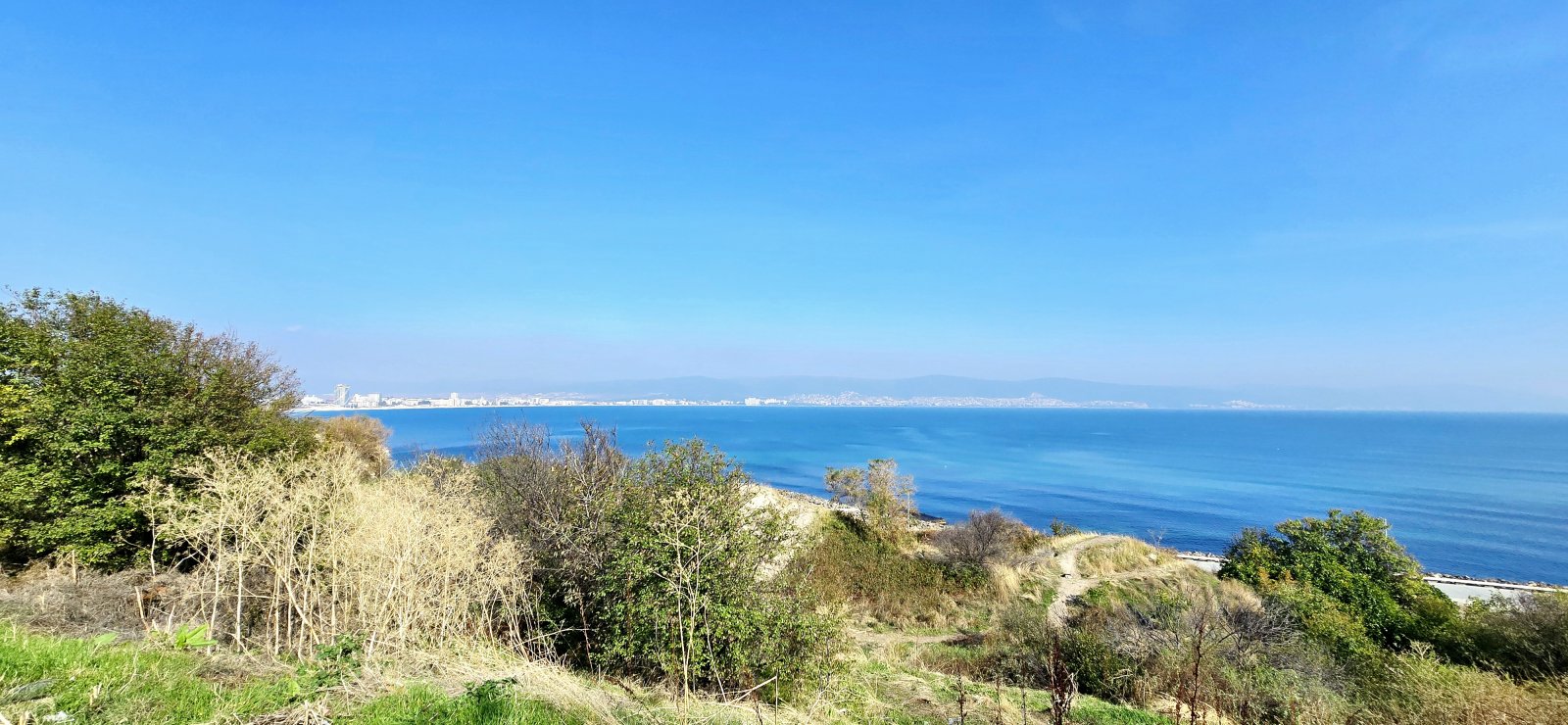 Продается 5-комнатная квартира с панорамным видом на море в Несебре, рядом с набережной.