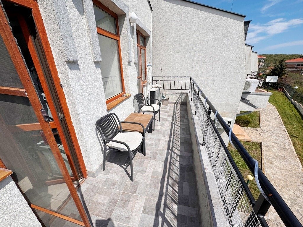 Двухкомнатная квартира с видом на море и бассейн в Nessebar View