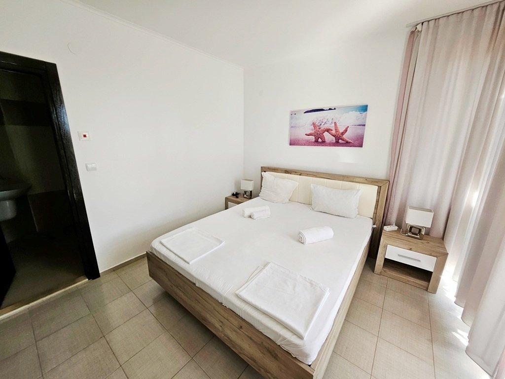 Просторная двухкомнатная квартира с видом на сад в Bay View Villas
