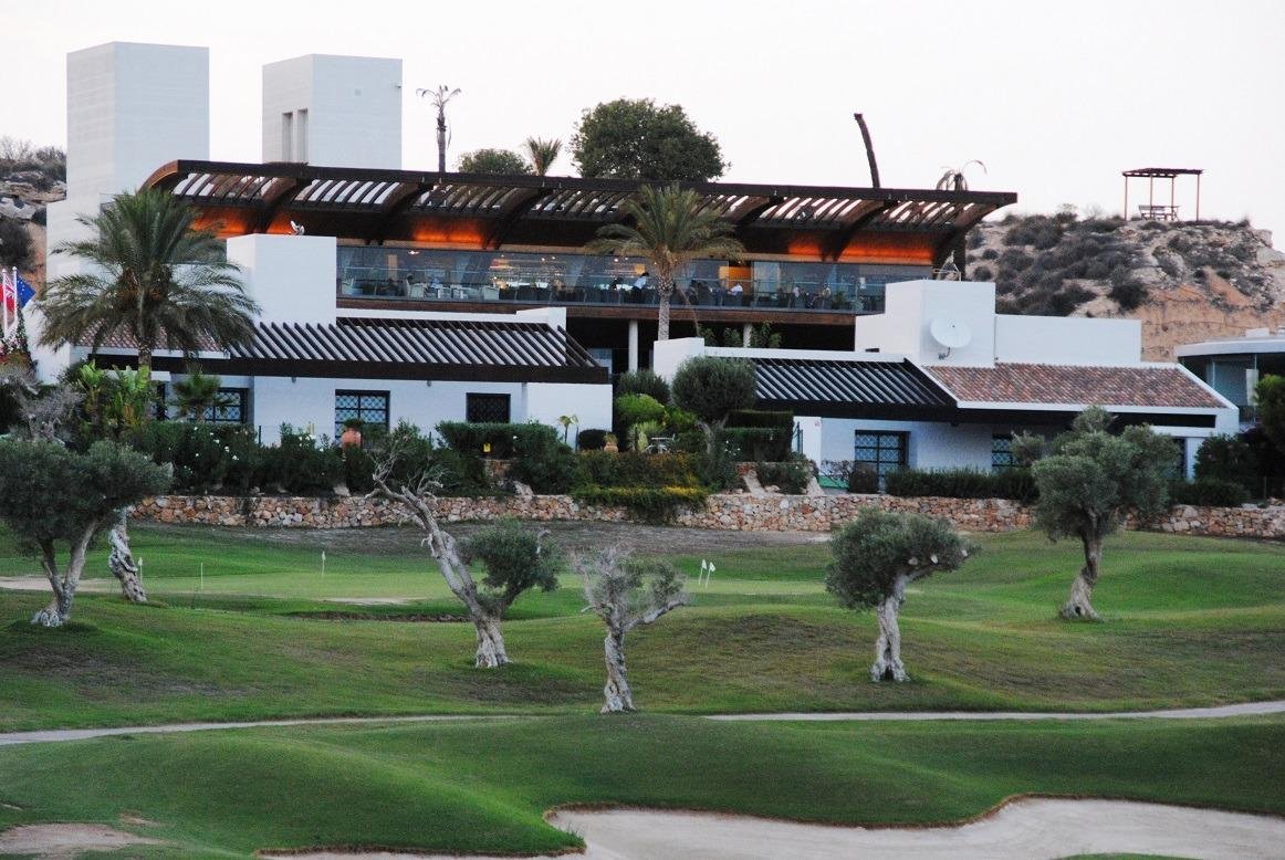 Роскошный таунхаус с частным бассейном рядом с полем для гольфа Peraleja Golf.