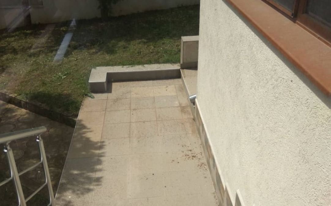 Большой дом (370 м²) на участке с собственными виноградниками в деревне Детелина, регион Варна, Болгария, продается.