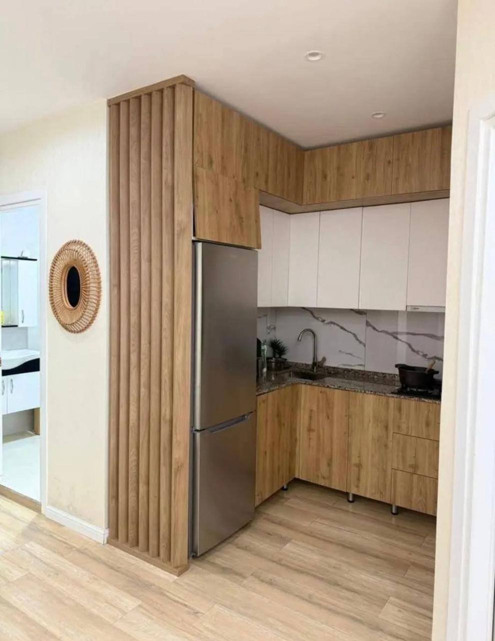 Стильная трёхкомнатная квартира на высоком этаже в Guru Residence, Батуми, Грузия – свежий ремонт, полностью меблирована и расположена недалеко от моря.