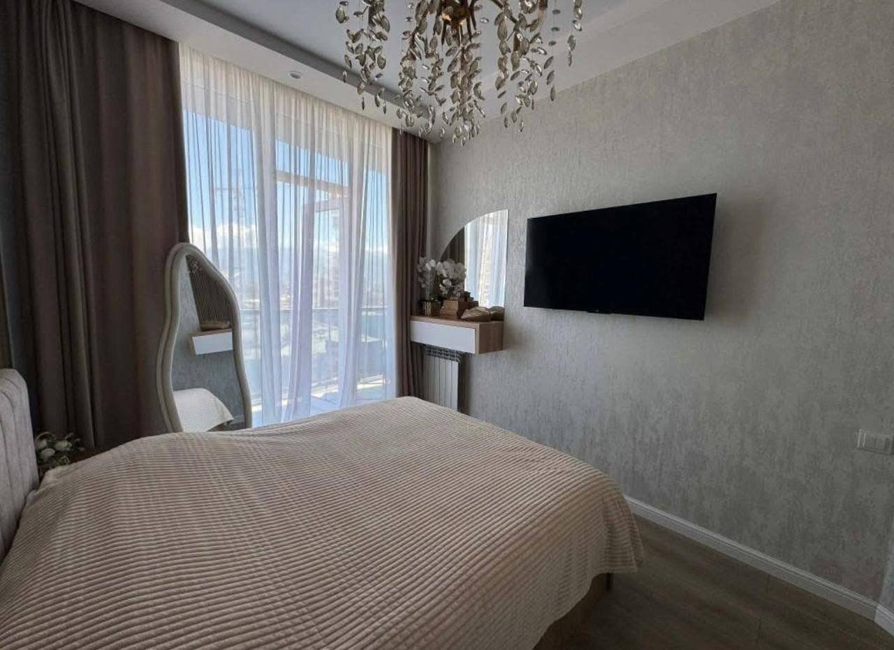 Стильная трёхкомнатная квартира на высоком этаже в Guru Residence, Батуми, Грузия – свежий ремонт, полностью меблирована и расположена недалеко от моря.