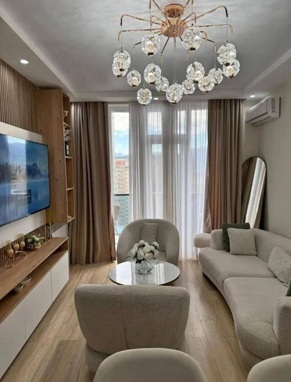 Стильная трёхкомнатная квартира на высоком этаже в Guru Residence, Батуми, Грузия – свежий ремонт, полностью меблирована и расположена недалеко от моря.