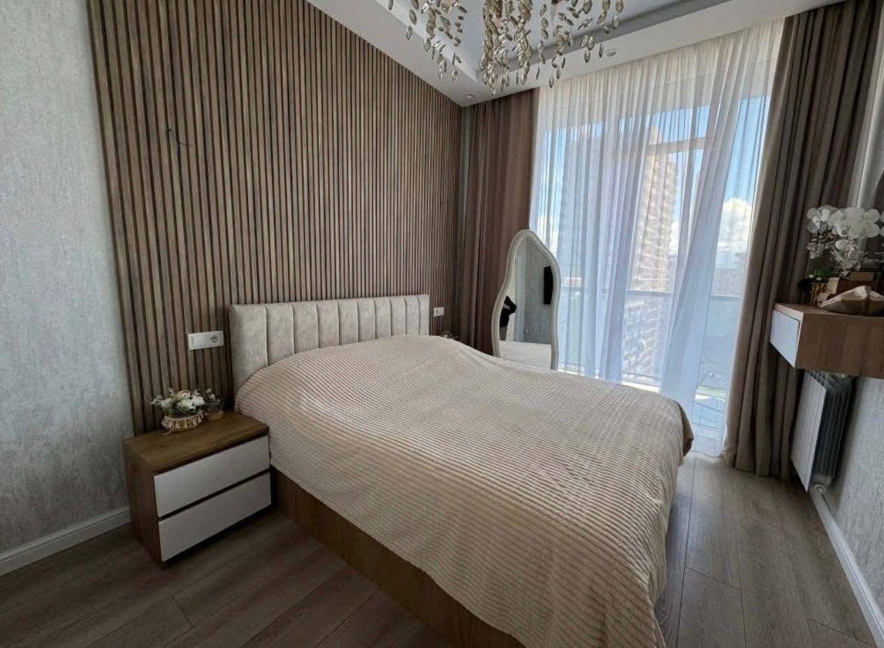 Стильная трёхкомнатная квартира на высоком этаже в Guru Residence, Батуми, Грузия – свежий ремонт, полностью меблирована и расположена недалеко от моря.