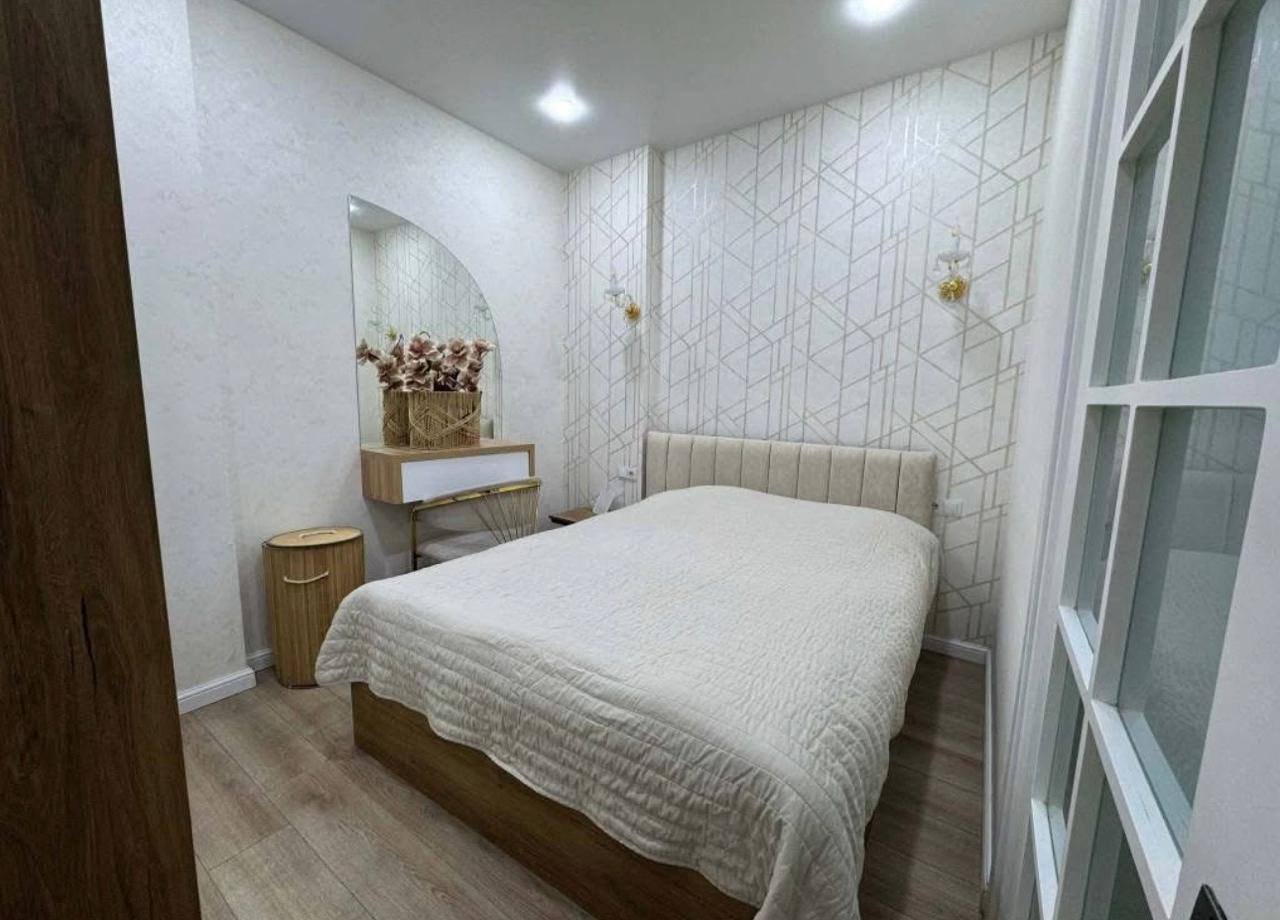 Стильная трёхкомнатная квартира на высоком этаже в Guru Residence, Батуми, Грузия – свежий ремонт, полностью меблирована и расположена недалеко от моря.