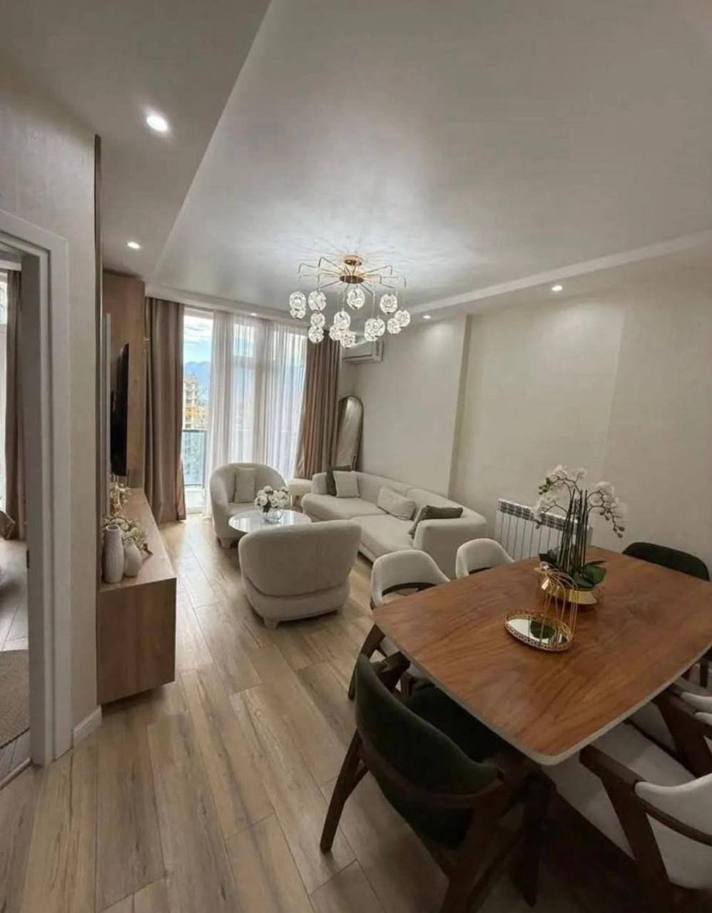 Стильная трёхкомнатная квартира на высоком этаже в Guru Residence, Батуми, Грузия – свежий ремонт, полностью меблирована и расположена недалеко от моря.