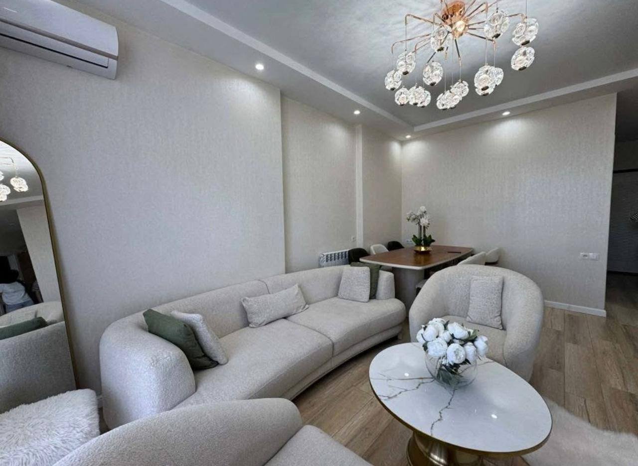 Стильная трёхкомнатная квартира на высоком этаже в Guru Residence, Батуми, Грузия – свежий ремонт, полностью меблирована и расположена недалеко от моря.