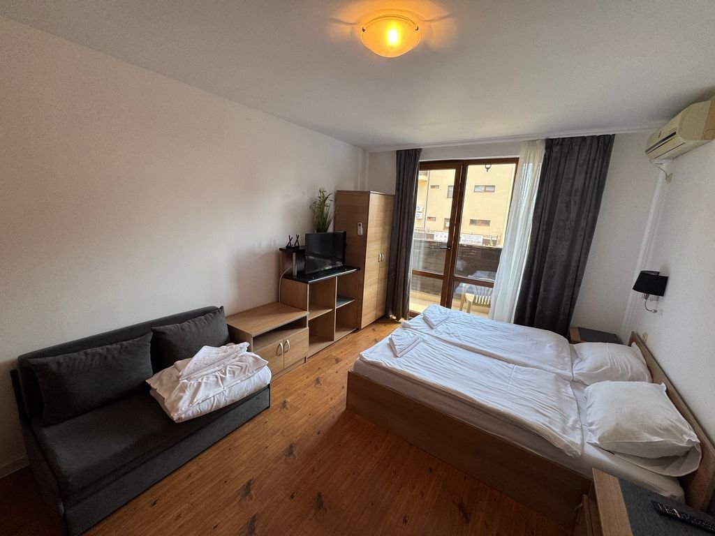Студия в Panorama Bay 2 с видом на бассейн в Свети Влас, Болгария