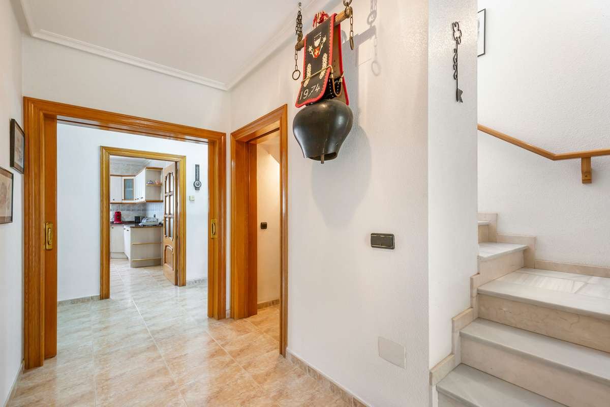 Luxuriöse Eckvilla im Herzen von Cabo Roig – komfortables Wohnen am Meer
