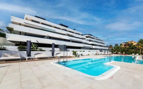 Modernes Penthouse mit Aussicht, privatem Pool und Vermietungslizenz – Neue Goldene Meile, Estepona