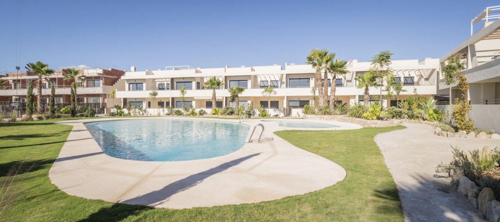 Torrevieja, Alicante: Современное бунгало у моря с общим бассейном — Торревьеха 