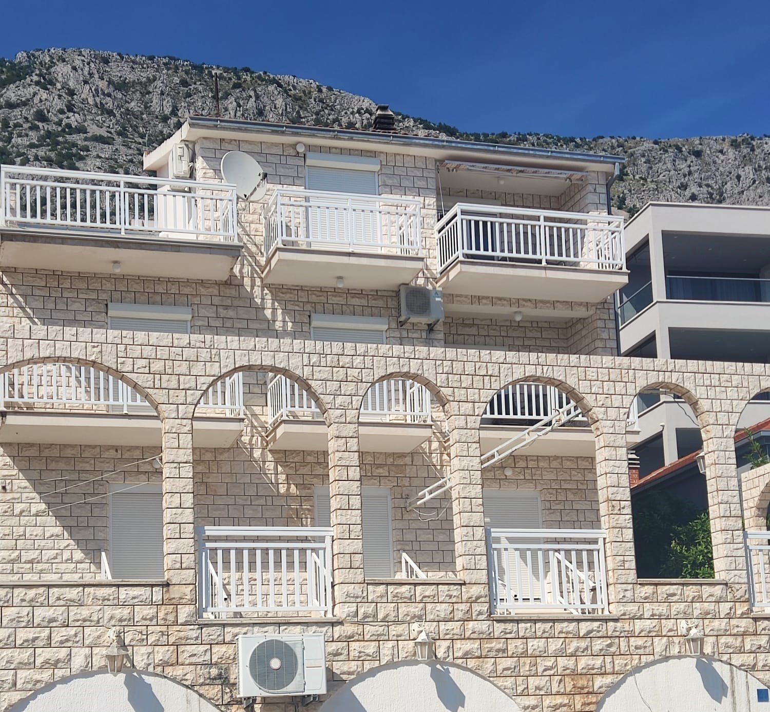 Apartmenthaus mit wunderschönem Panoramablick auf das Meer und die Inseln in Stanići