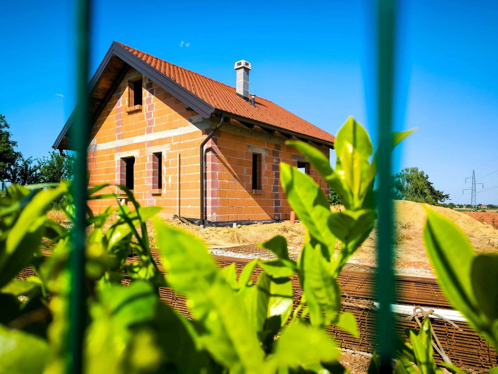 Строящийся дом на большом участке площадью 3500 м² с фруктовым садом – Врбовец, Целина.