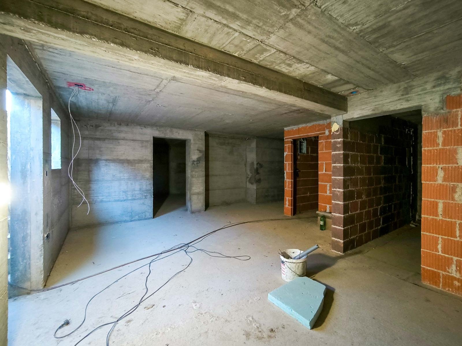 Строящийся дом на большом участке площадью 3500 м² с фруктовым садом – Врбовец, Целина.