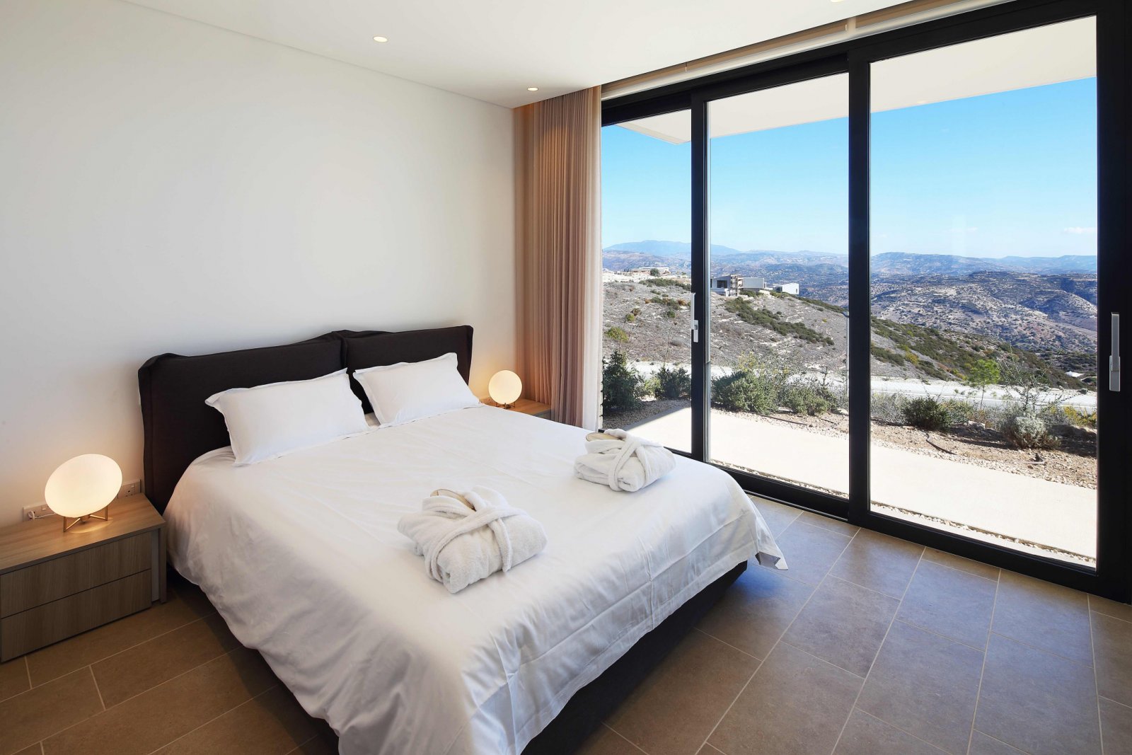 Luxuriöse Villa mit großem Grundstück und Pool am Golfplatz mit Meerblick