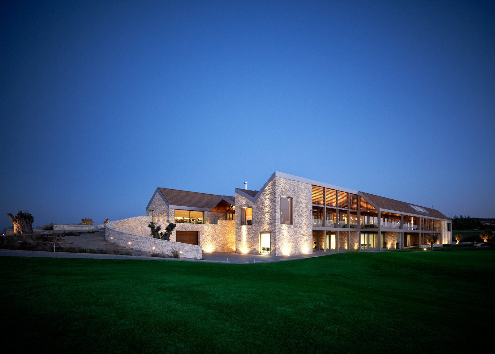Luxuriöse Villa mit großem Grundstück und Pool am Golfplatz mit Meerblick