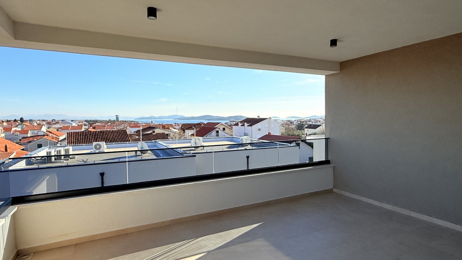 Vodice: Современная квартира с панорамным видом и двумя подвалами, Водице. Vodice: Современная квартира с панорамным видом и двумя подвалами, Водице.