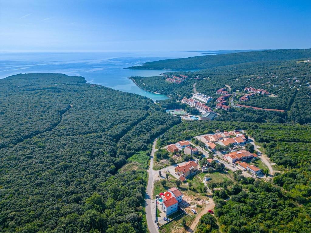 Роскошная вилла с бассейном и видом на море в природном оазисе, Павичини – Дуга Увала, Хорватия.