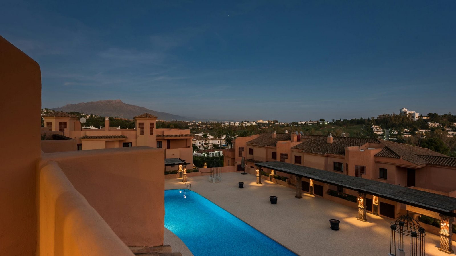 Элегантные апартаменты с видом на море, Бенахавис
