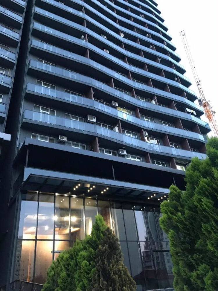 Стильная двухкомнатная квартира на высоком этаже в жилом комплексе Guru Residence, Батуми, Грузия – полностью меблирована, с балконом и видом на горы.