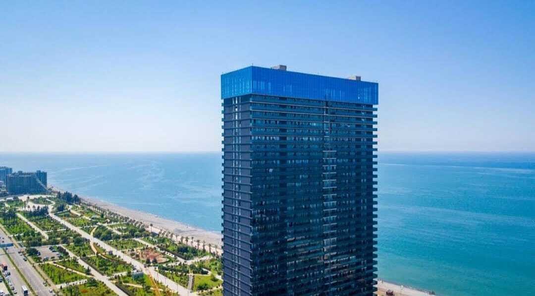 Квартира с одной спальней на верхнем этаже в Orbi Beach Tower, Батуми, Грузия – панорамный вид на море и парк, первая береговая линия