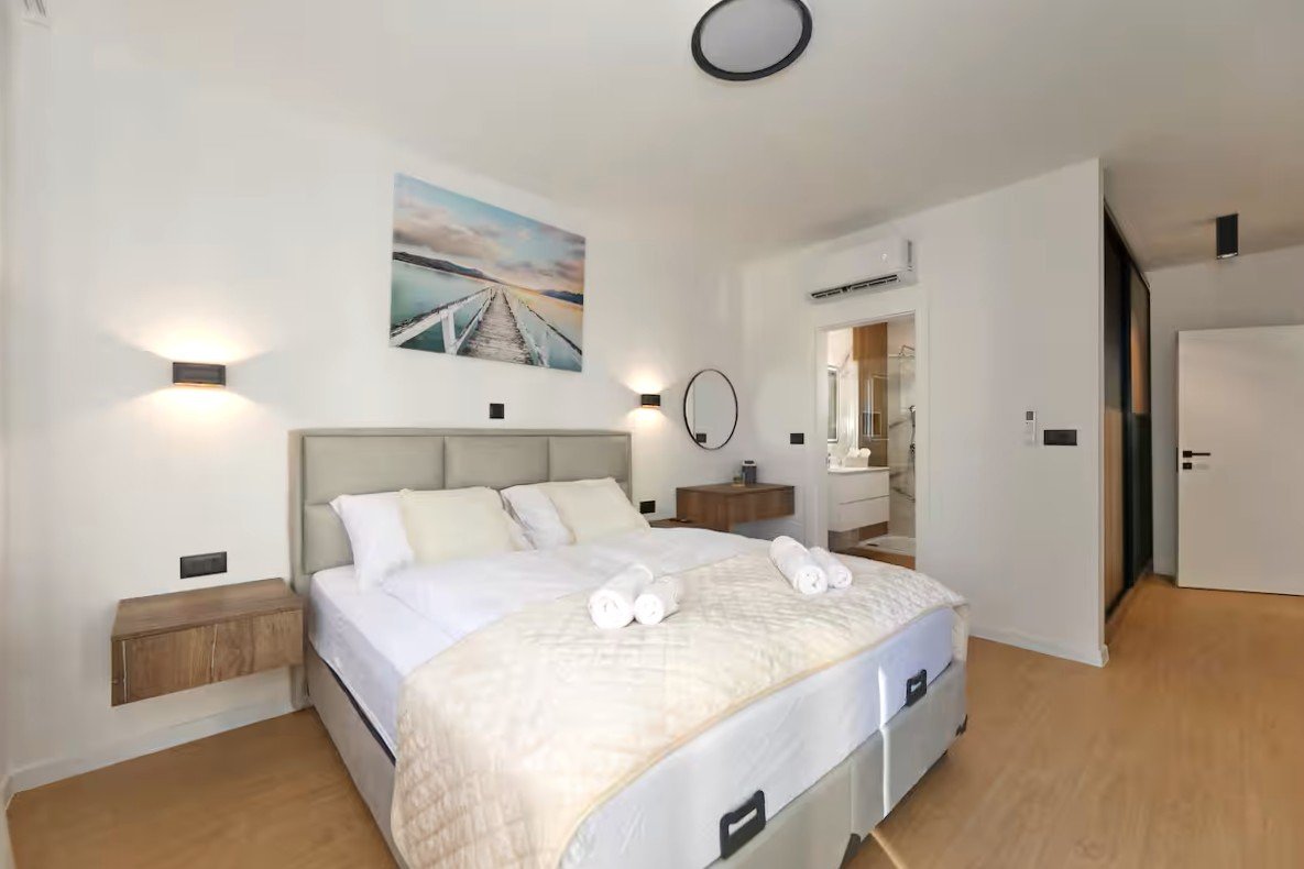 Современный дом с бассейном и террасой на крыше, Врси-Муло, Хорватия.
