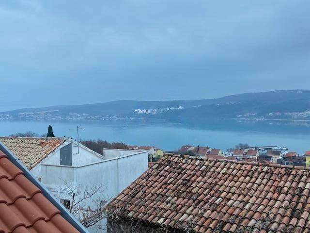 Просторный дом с тремя апартаментами в 400 м от моря, Чижичи, Хорватия.
