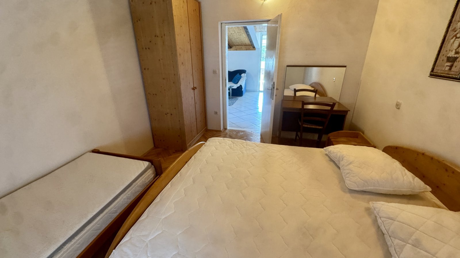 Просторный дом с тремя апартаментами в 350 м от моря, Крк, Хорватия.