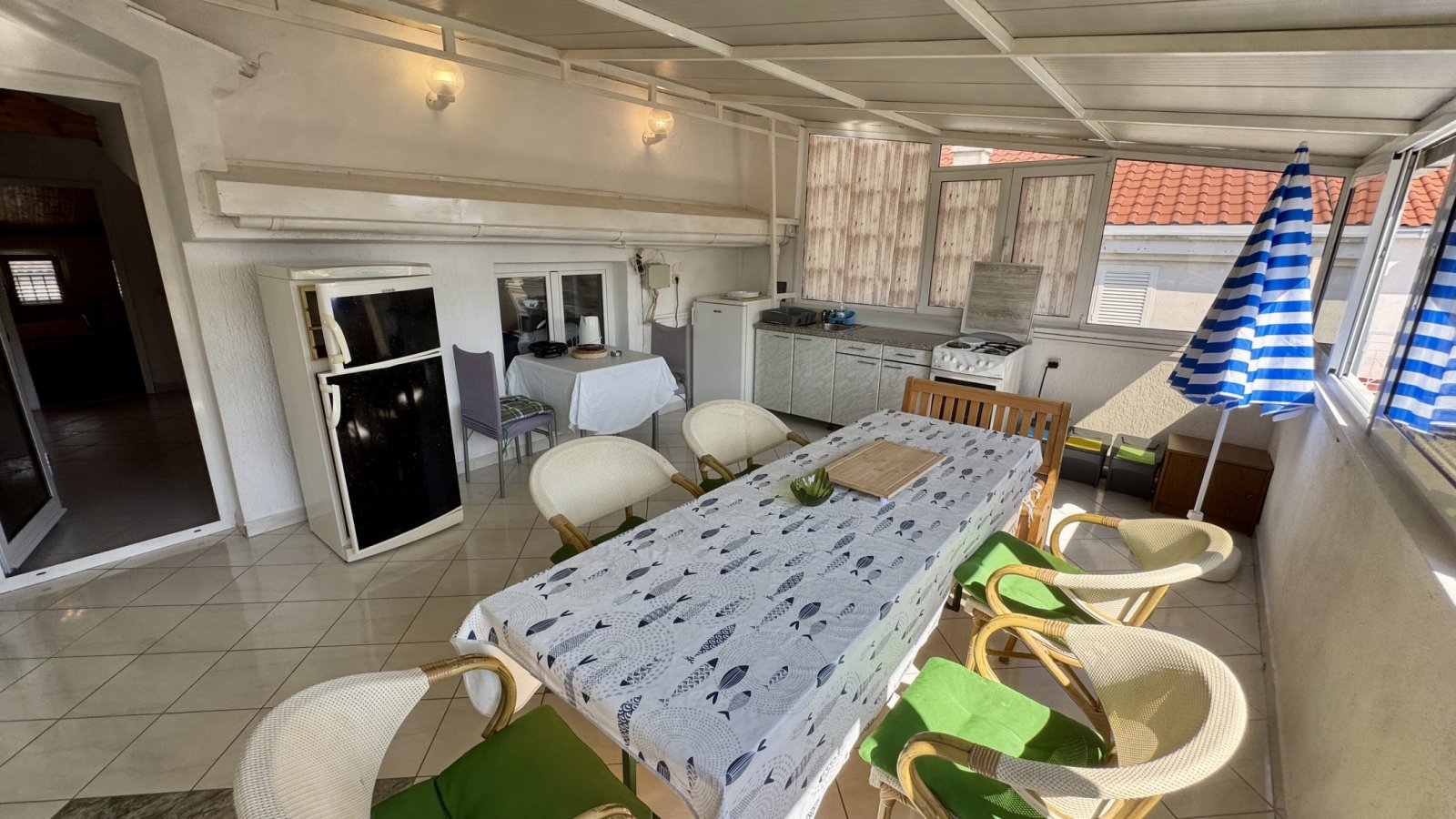 Просторный дом с тремя апартаментами в 350 м от моря, Крк, Хорватия.