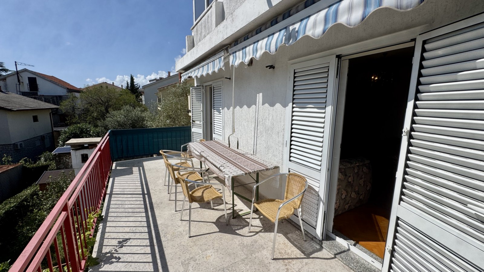 Просторный дом с тремя апартаментами в 350 м от моря, Крк, Хорватия.