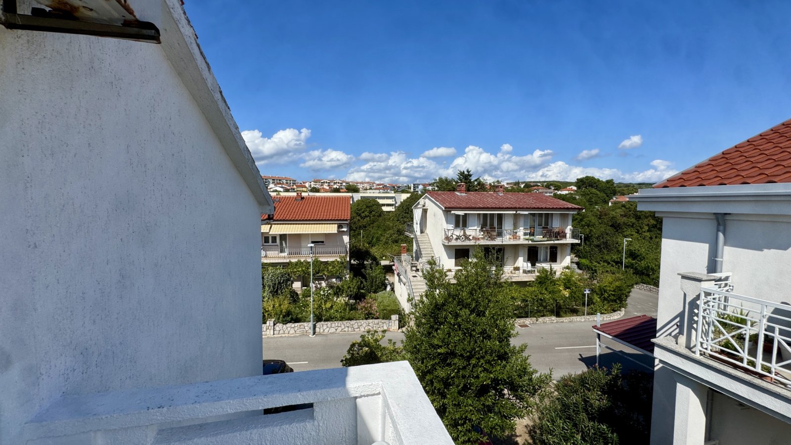Просторный дом с тремя апартаментами в 350 м от моря, Крк, Хорватия.