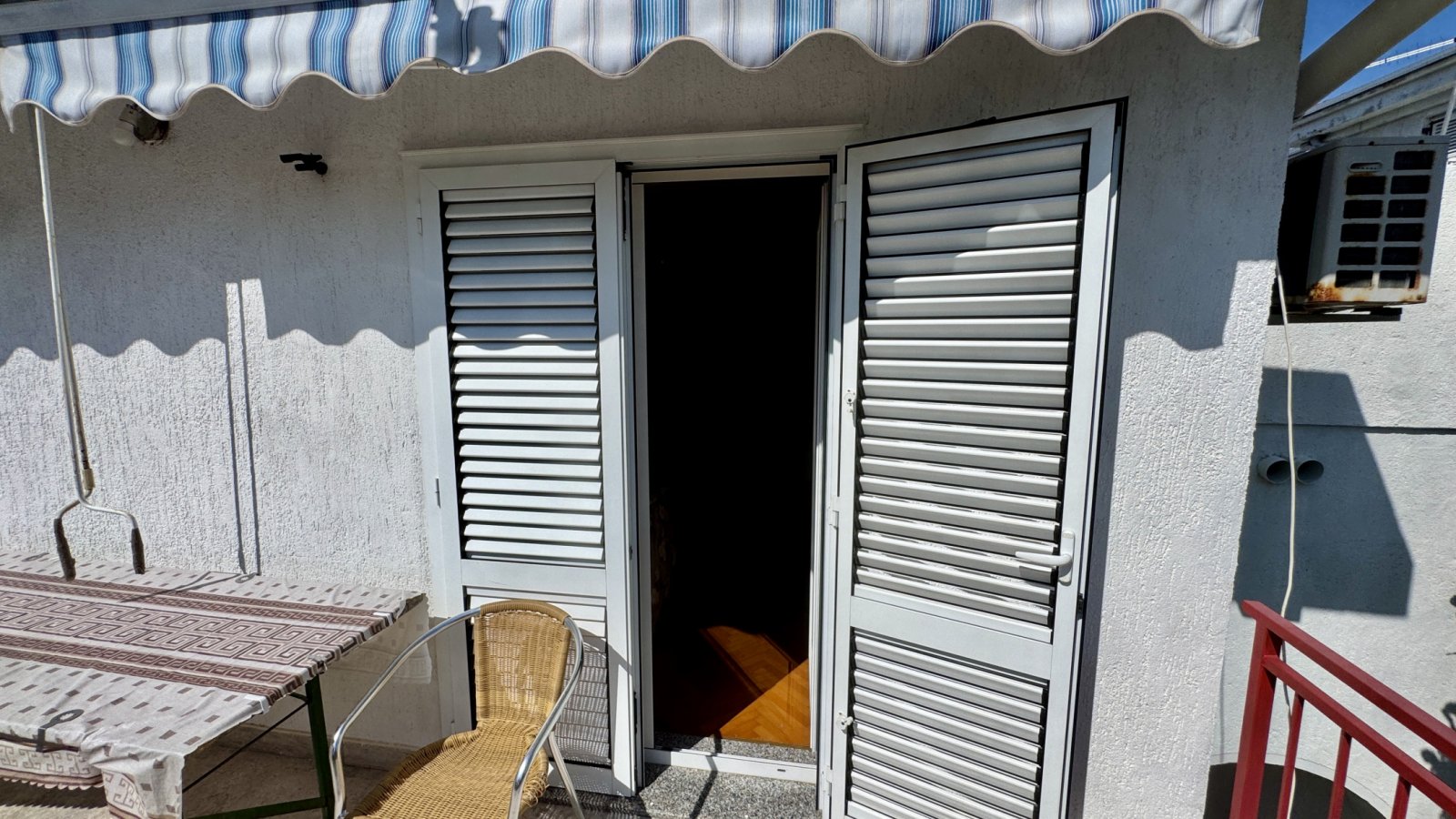 Просторный дом с тремя апартаментами в 350 м от моря, Крк, Хорватия.