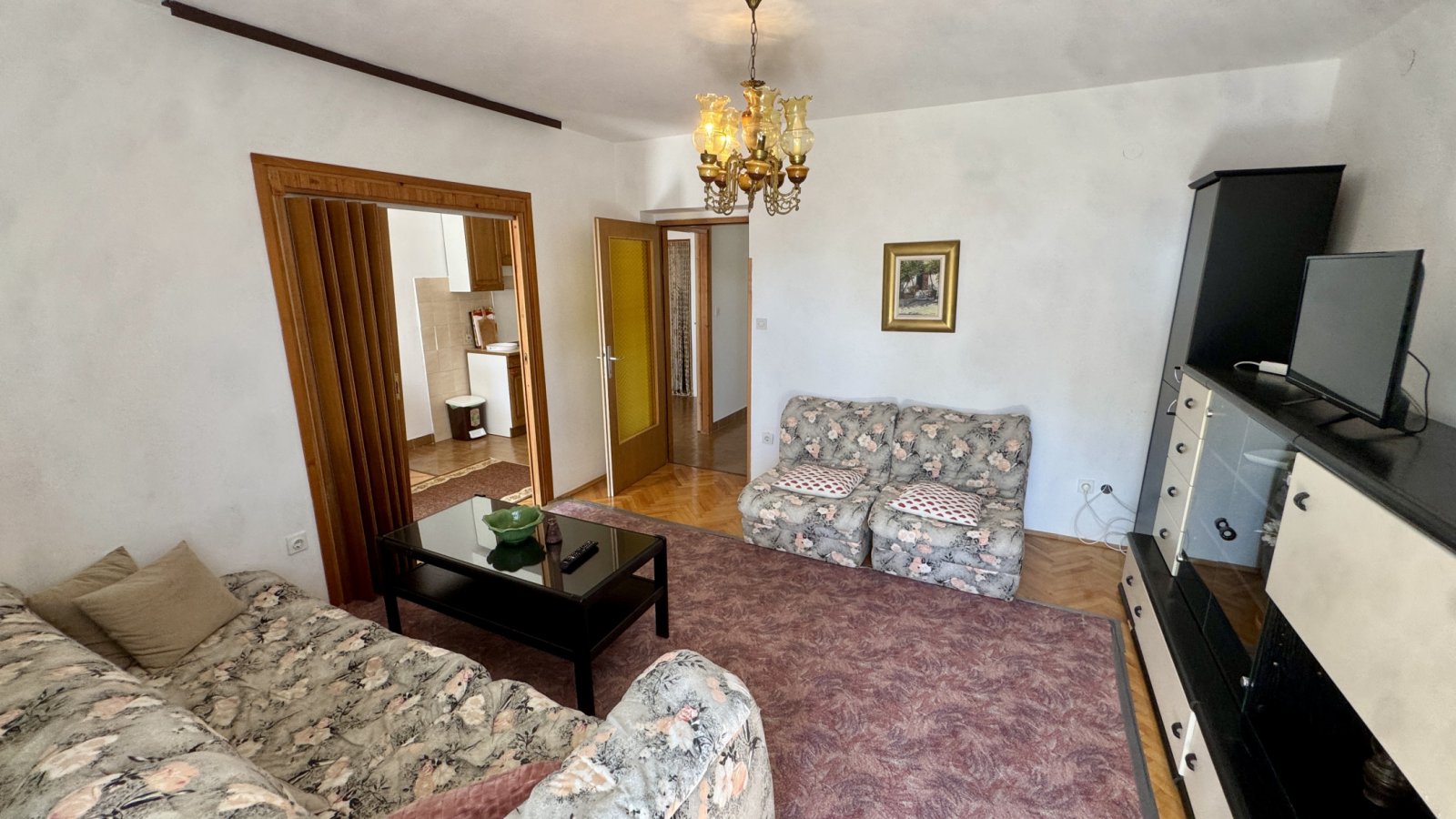 Просторный дом с тремя апартаментами в 350 м от моря, Крк, Хорватия.
