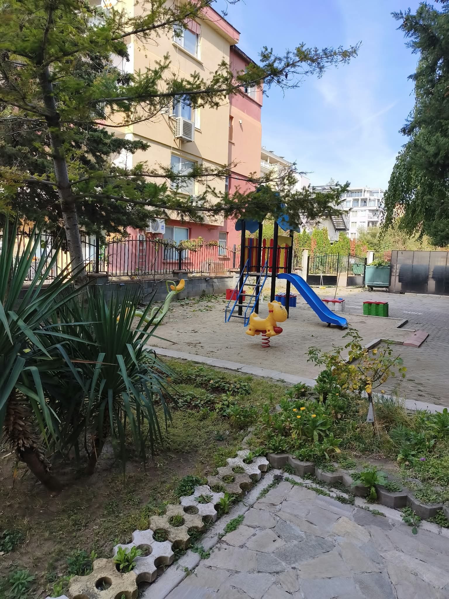 Большая 2-комнатная квартира для долгосрочной аренды от 1 года в комплексе Rose Village, Солнечный берег, Болгария