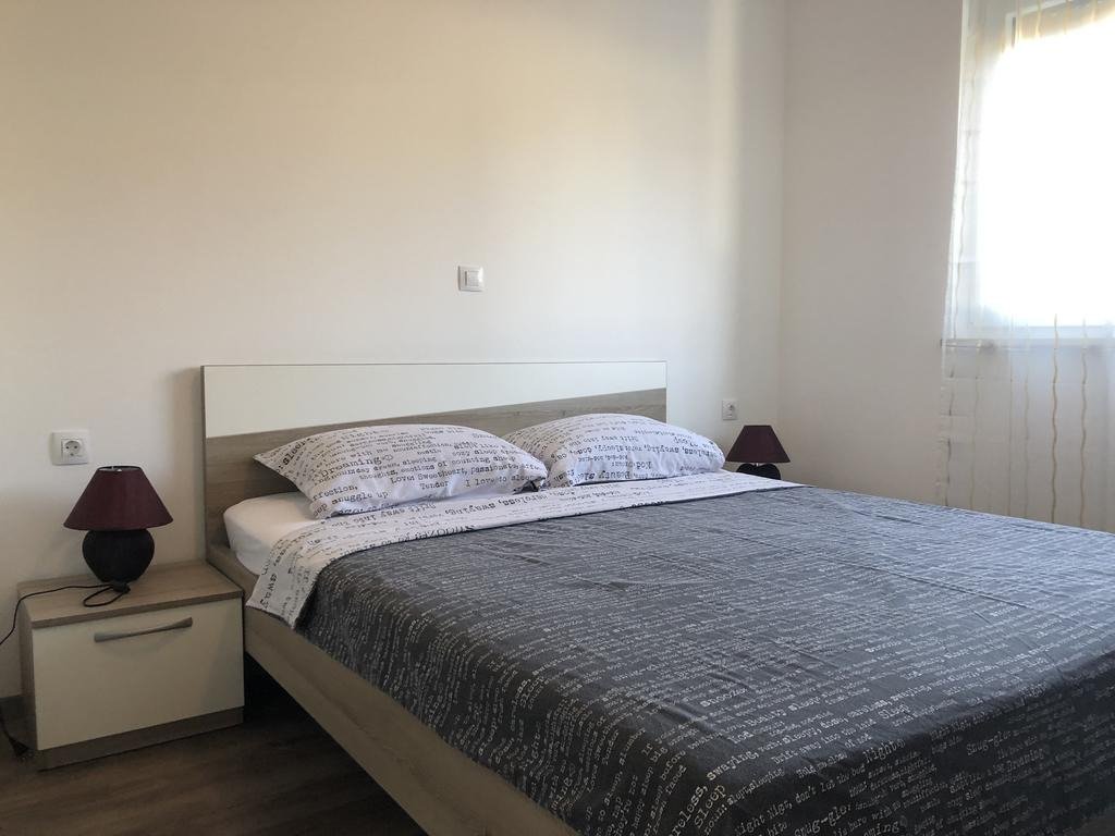 Квартира на первом этаже, площадью 170 м², с бассейном и садом, в тихом районе Медулина, Хорватия.