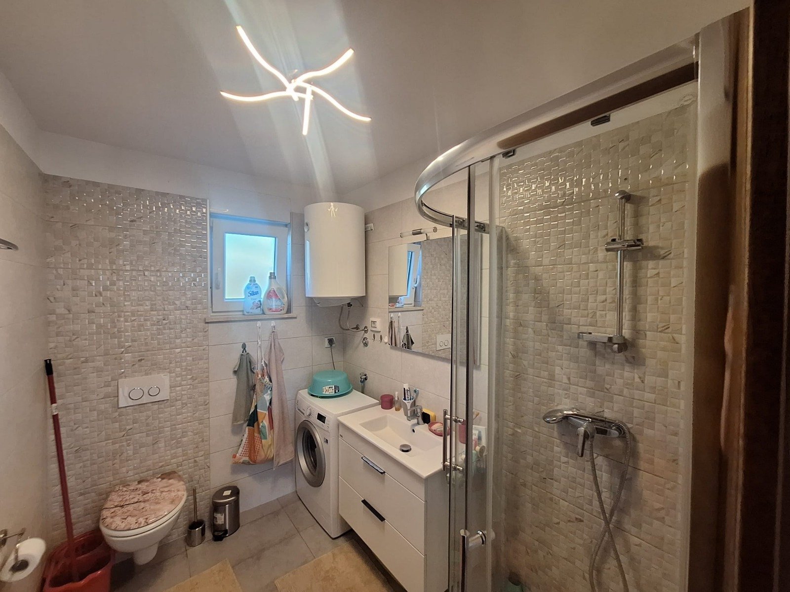 Квартира на первом этаже, площадью 170 м², с бассейном и садом, в тихом районе Медулина, Хорватия.