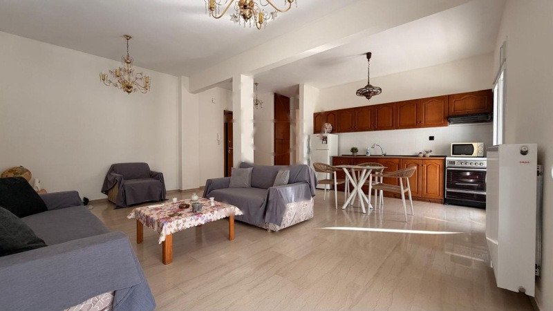 Меблированная трехкомнатная квартира, 79 м², 300 м от моря, Каламария, Салоники.