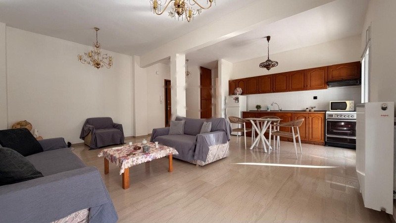 Меблированная трехкомнатная квартира, 79 м², 300 м от моря, Каламария, Салоники.