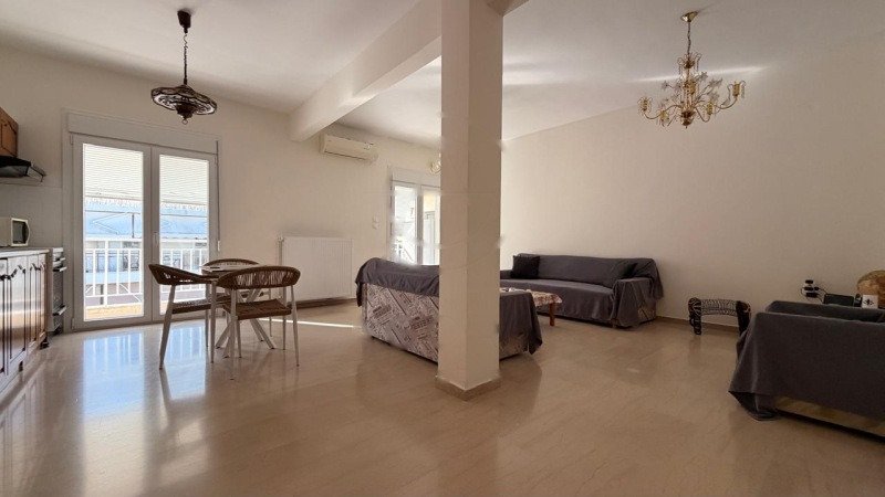 Меблированная трехкомнатная квартира, 79 м², 300 м от моря, Каламария, Салоники.