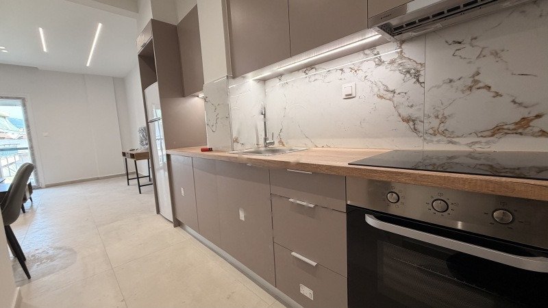 Отремонтированная меблированная двухкомнатная квартира, 55 м², 150 м от метро, Нтепо, Салоники.