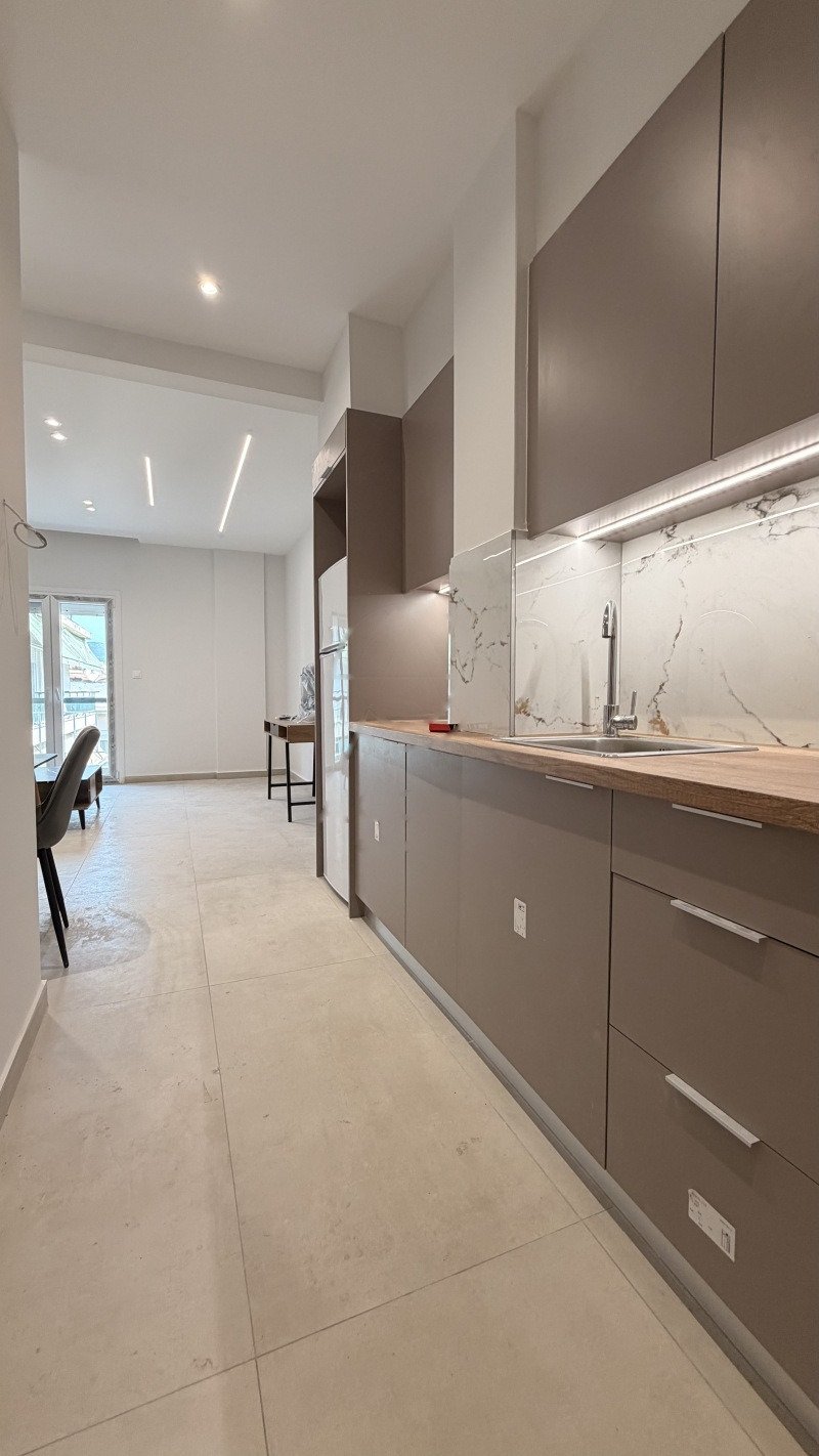 Отремонтированная меблированная двухкомнатная квартира, 55 м², 150 м от метро, Нтепо, Салоники.
