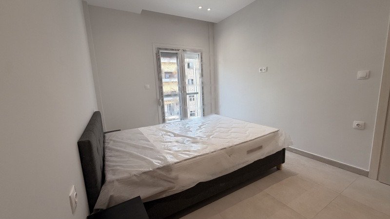 Отремонтированная меблированная двухкомнатная квартира, 55 м², 150 м от метро, Нтепо, Салоники.
