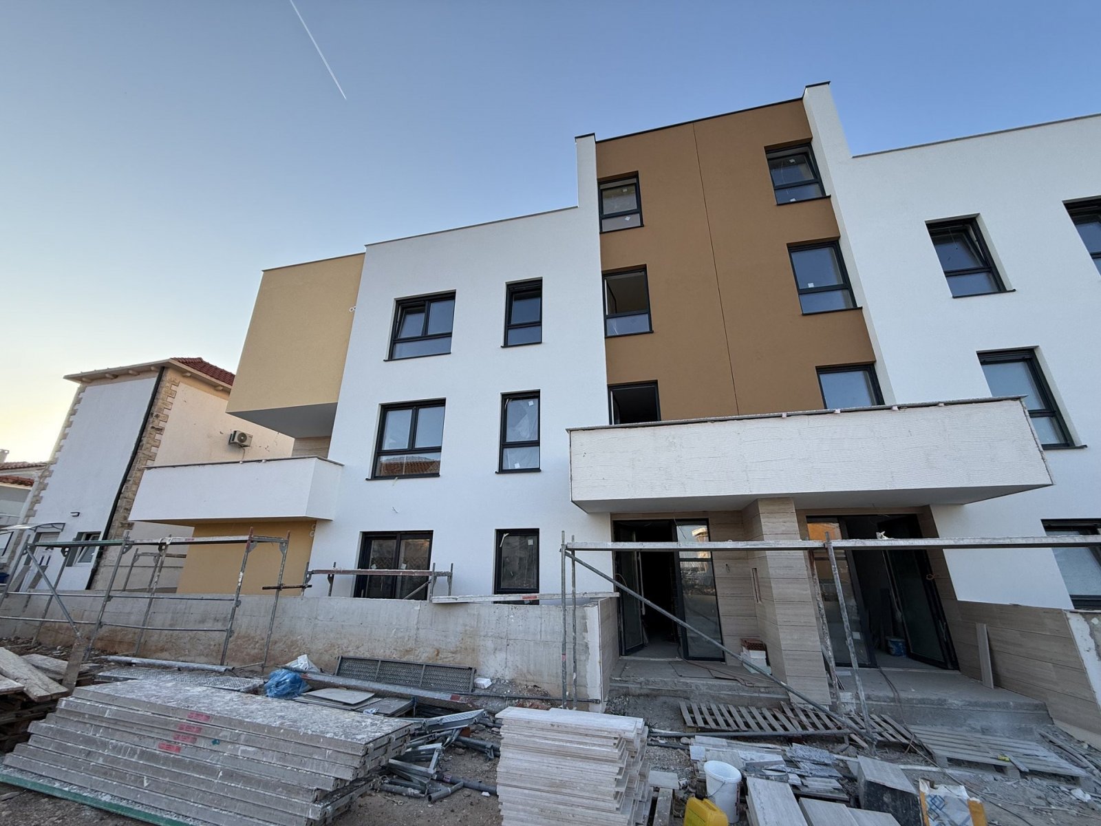 Пентхаус с террасой на крыше, 54 м², 100 м от моря, Бибинье, Хорватия.