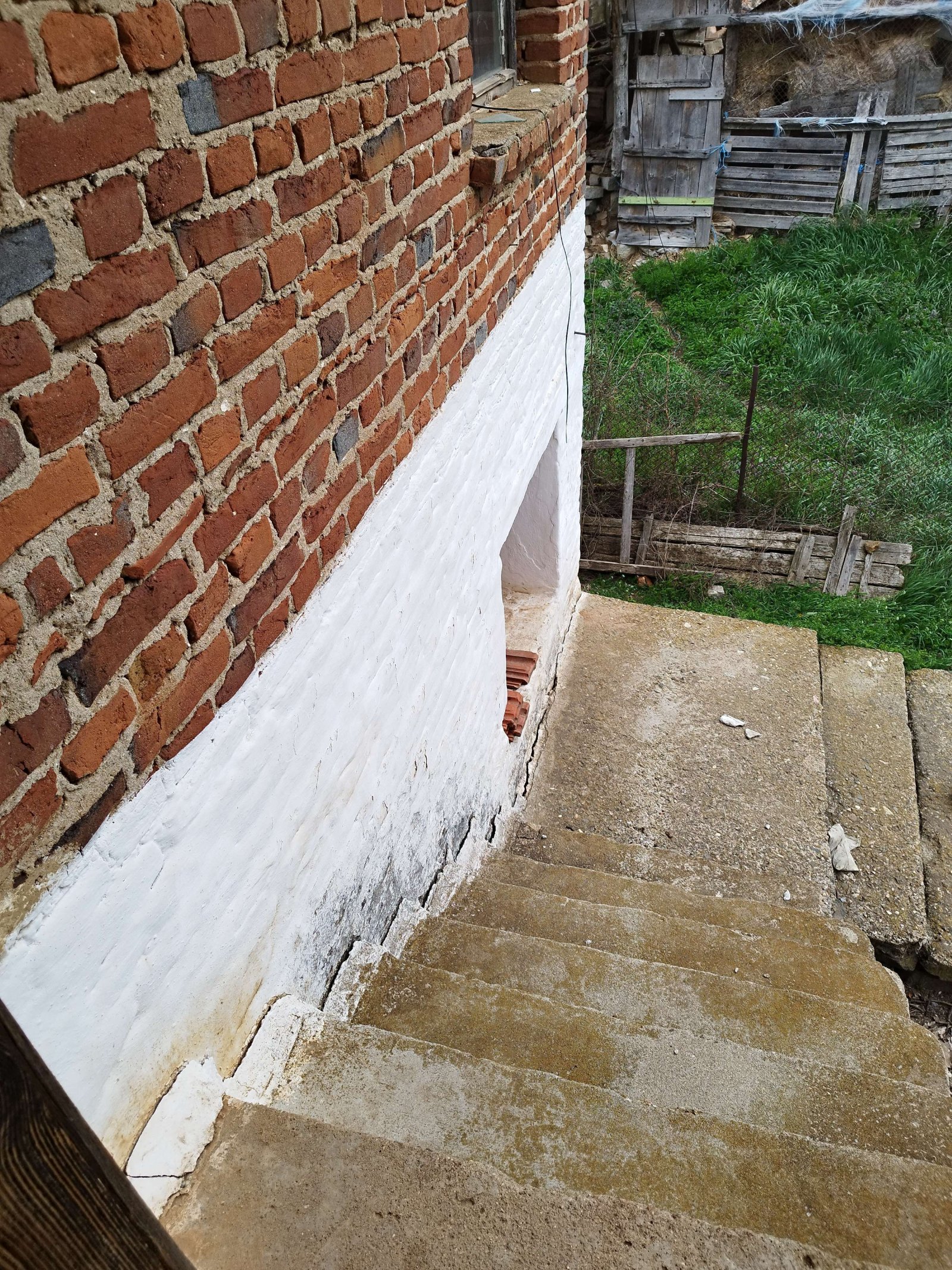 Массивный двухэтажный дом с 6 комнатами недалеко от Болярово.