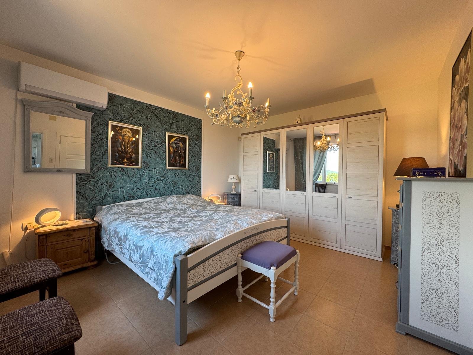 Однофамильный дом в районе Кошарица, Бургас, Болгария.