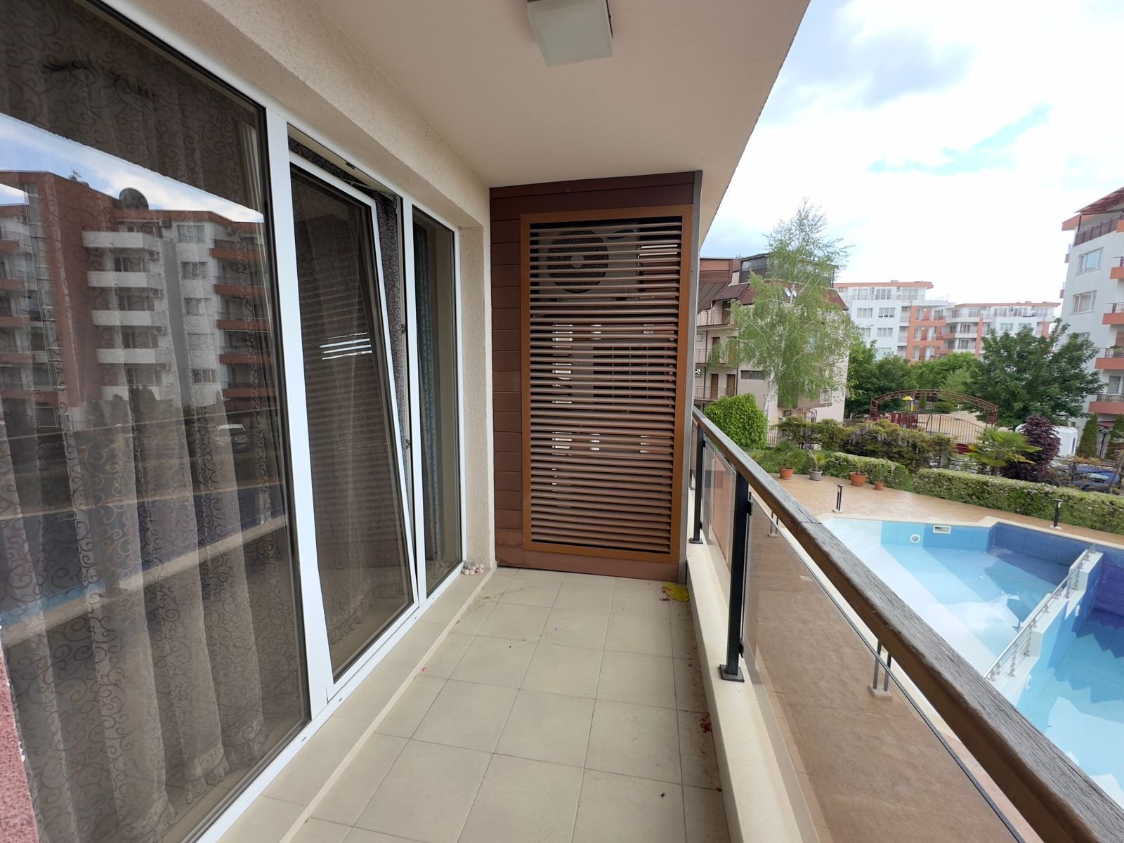 Двухкомнатная квартира с отдельной кухней, всего в 100 метрах от моря!