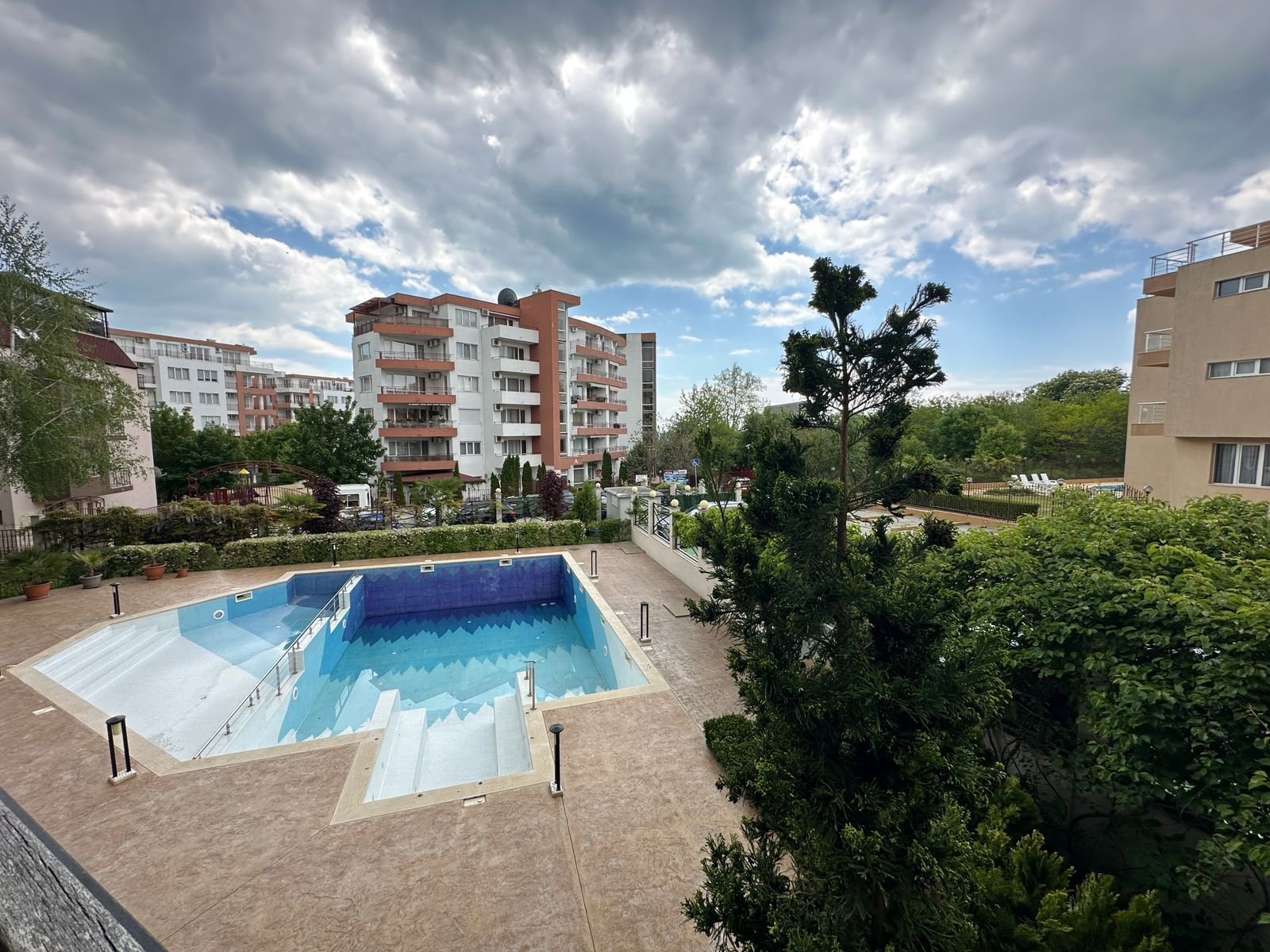 Двухкомнатная квартира с отдельной кухней, всего в 100 метрах от моря!